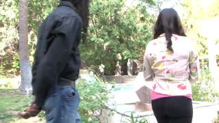 Mifangaro tanora tia maka mainty lehibe akoho isaky ny lavaka