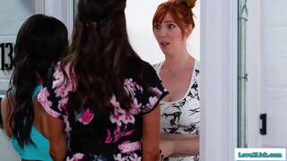 Stepmomとstepdaughterに行くから、私たちはいじめとbusty赤毛うための免除を提供em、3some.彼女facesitsの幅としての傾なめ