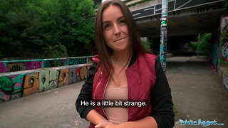 PublicAgent φοιτητής απολαμβάνει να πάρει τον κόλπο της διεισδύσει σκληρά από έναν ξένο σε εξωτερικούς χώρους στην Πράγα