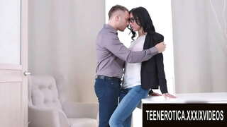 Нездоланне Бажання З Юною Красунею Нікою