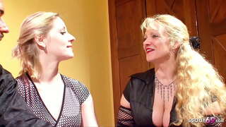 Ҷавон неопытная ҷуфти меорад кӯмак аз зрелой соседки дар онҳо аввал ҷинсӣ threesome