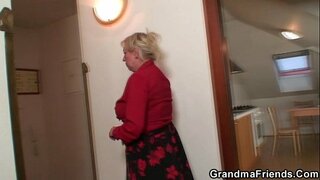 Hen wraig weddw gwasanaethau ddau repairmen