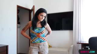 Моята ос сестра просто не престанат да досаждам към мен, докато аз не слагам я на четири крака и не трахну тази стегната чавкающую путка до оргазъм - Кайли Foxxx