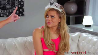 Диви MILF Spanked И Лижеше Симпатична Тинејџерски