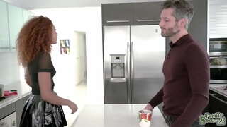 Ebony ente Brixley Benz agradecendo a súa stepdaddy sexualmente slobbing seu pau e andar con el no esquecemento