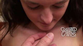 Remaja dengan pigtails memberikan kepala pertama lucah