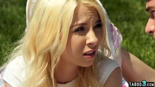 Kabataan sa kinakapatid na babae fucked sa humigit-kumulang sa hardin sa labas