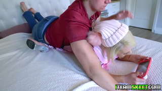 Seksi kesel babeh Ava Sinclaire daun nya game tur mimitian fucking nya boyfriends cock jeung ngajadikeun manéhna cum dina dirina big tits