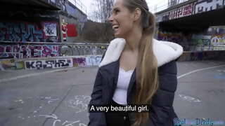 Parvulus vere indiget pecunia, sed est dare blowjob in publicum