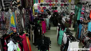 Cô gái tóc vàng Haley Mai và thương cực kỳ cùng một lúc