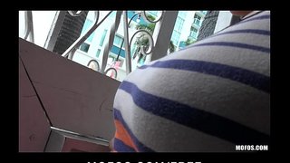 ���ौशी दाट तपकिरी रंगाचे केस मैत्रीण Sabrina टेलर देते उत्तम सार्वजनिक ब्रॅड