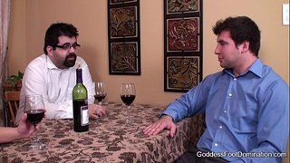 Footjob - Žmona užsidaro pagal lentelėje verslo sandorio