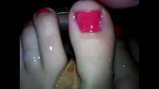 Teen a ghlacadh roinnt cum ar a cosa agus sandals