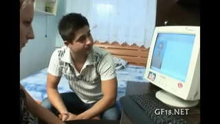 Jahat chick menimbulkan panjang kakinya.