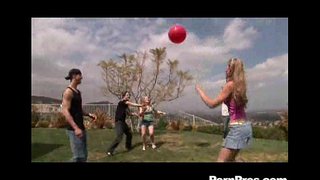 غروب الشمس في سن المراهقة اللعب واستنزاف الكرات