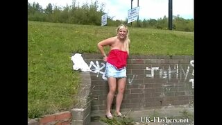 Land biba Lus, e sunú públiko i tene inteligente ingles amiganan tabata mustra