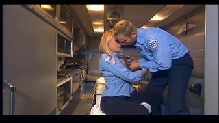 Busty blonde ደረጃ ውስጥ ጥቁር thigh ከፍተኛ stockings