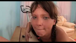 Fermoso fermosa rapaza recibe virilha lambeu