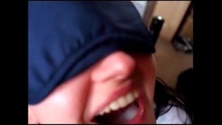 Vijana Mke Cum Kumeza Mkusanyiko