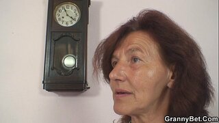 Šicí stará babička a kluk