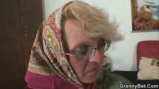 Ona se těší mladý cizinec