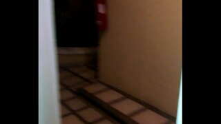 Жонка Трахацца ў гатэлі з адкрытай дзвярыма, багатыя стогны