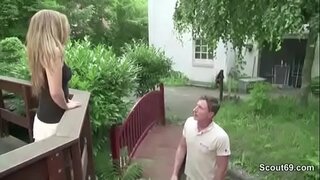 Кичинекей стройный өспүрүм трахается менен домовладельцем карыздары үчүн