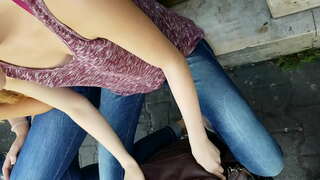 Downblouse ក្មេងស្រីនៅតាមផ្លូវសាធារណៈ