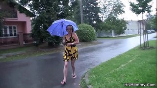 Зрели мајка и тинејџерски лезбејка да си поигруваат едни со други