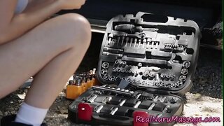 Трахнутая массажистка дрочит