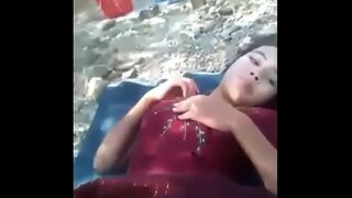 Küla teen väljas täidetud