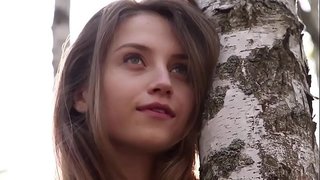 Dulce joven Nicolina se quita la ropa en el bosque