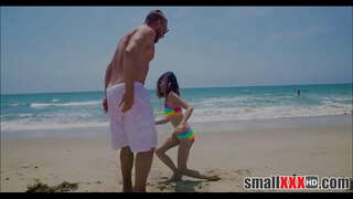 Óga Agus Beag Bídeach Jasmine Cailín Grey Faigheann Beag Pussy Sínte Ag Coileach Ollmhór Guy Ón Trá