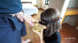 Anniben Deepthroat cau ceg ar gyfer Gaethweision Ferch - Diodydd powlen o pee!