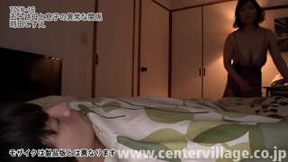 Kozue, 51, ki moun ki te pèdi mari l &#039;pou maladi 10 ane de sa epi yo te k ap viv avèk pitit gason l&#039; depi lè sa a.Pitit gason se yon 23 ane fin vye granmoun, ki moun ki jis te resevwa yon travay sa a sezon prentan, konbyen fwa li, se tankou jou pa jou a, mari m &#039;lè m&#039; te jenn ....