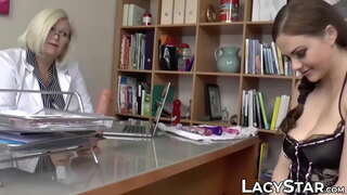 Грудастая ГИЛЬФ басымдуулук кылат үстүнөн ысык жаш красоткой