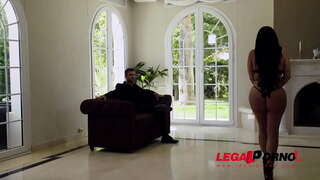 Curvy Latina cameriera Kesha Ortega consente boss bang sue grandi tette e rosa bagnata GP848