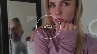 Kuangalia Hii Vidogo Msichana Rub Kwamba Jogoo Nzuri Katika Mwisho