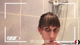 Grimme teen skjuler i badeværelse til finger selv