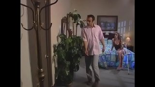 Пријателе ебе на leggy русокоса во куче претставуваат додека неговите пријатели се погледне во соседната соба