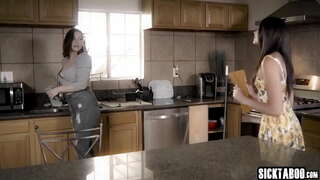 شہوانی ، شہوت انگیز بیبی ٹککر لگی ہے تو مشکل سے ایک بڑی ڈک لیتا ہے