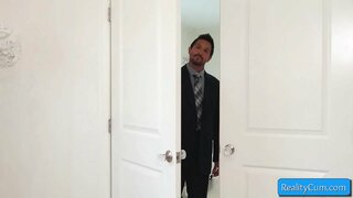 Cutie pusaudzis blondīnes veic pārsteidzošu blowjob uz liela balta penis, un mīl to,