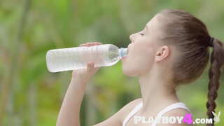 Sexy babe mostra bo corpo