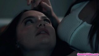 На busty бебе лицето седи лезбејка партнер