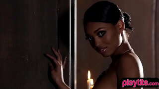 Sporty ቅድሚያ babe የሚሰጡዋቸውን striptease ስብሰባ