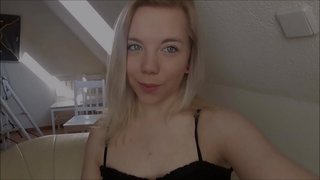 Ang mga batan-on nga pretty mao ang giiyot ug sprayed sa ibabaw sa