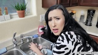 ǃ�门的妈妈莉莉巷的希望她的继子汁让她骑着他的同时，她在洗衣服