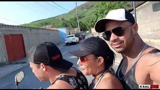 Na yega na un kas, despues di un monton di carlos , a puntr&#039;bai dal fuertemente den bo solo riku