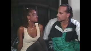 Siyah çorap egzotik sürtük köpek poz sert beyaz bir horoz alır