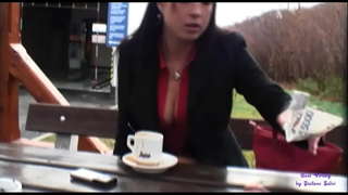 Varakova i roto i te huarahi matua wharekai i runga i te hopu mo te kiritaki ki te fuck